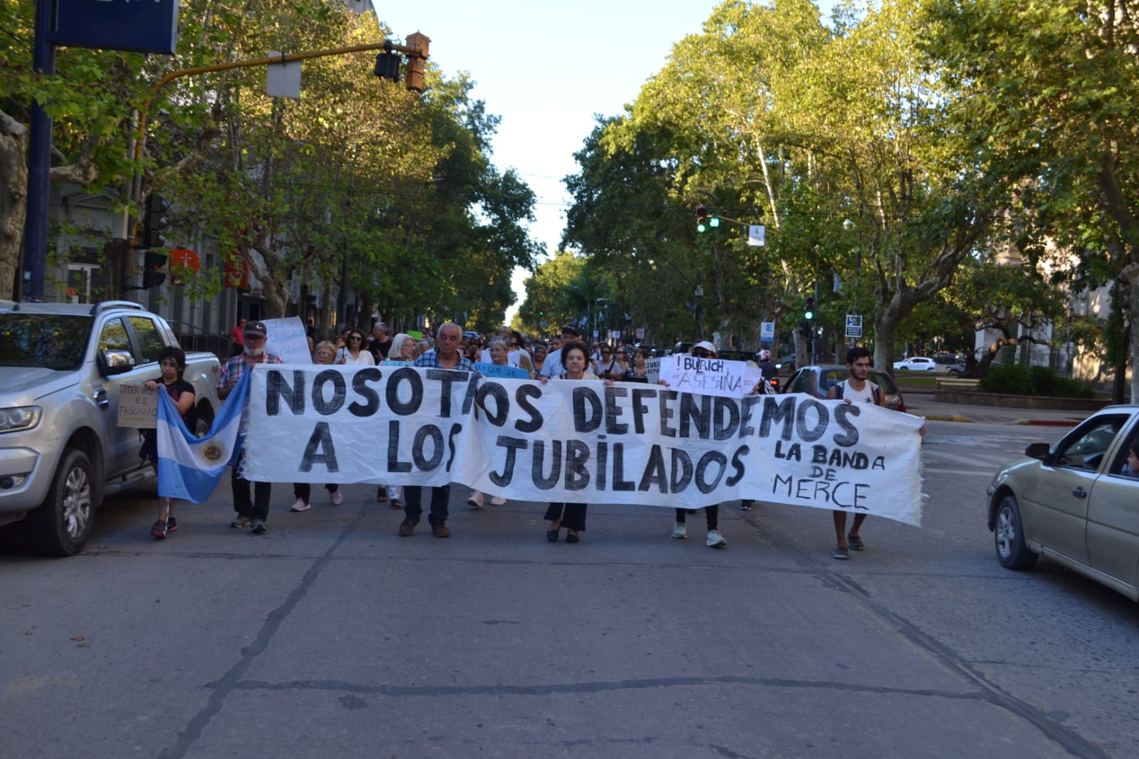 Importante movilización en Mercedes en defensa de los jubilados