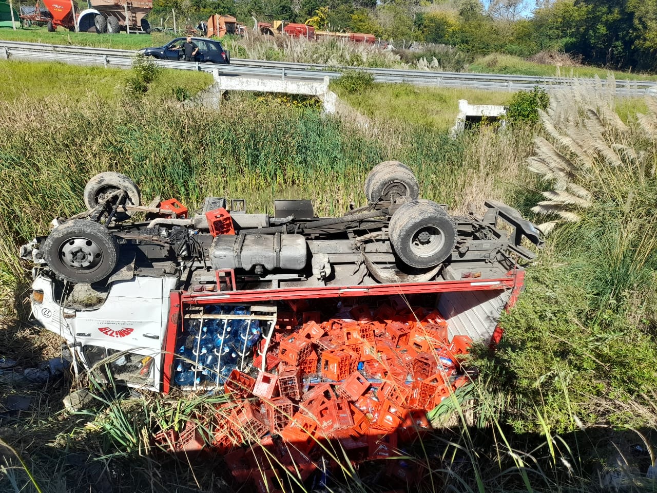Ruta N°5: camión volcó y terminó en el arroyo Gutiérrez