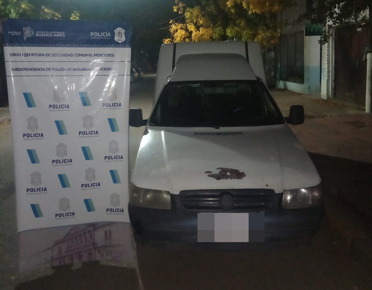 Detenido circular en camioneta con pedido de captura