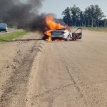 Los Bomberos Voluntarios de Suipacha intervinieron ante el incendio de un auto