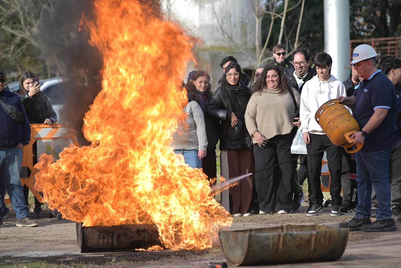 Estudiantes mercedinos realizan en campo de Bomberos