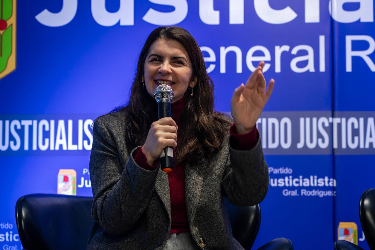 Presenta Mariel Fernández la revista "Reconquista" en Mercedes