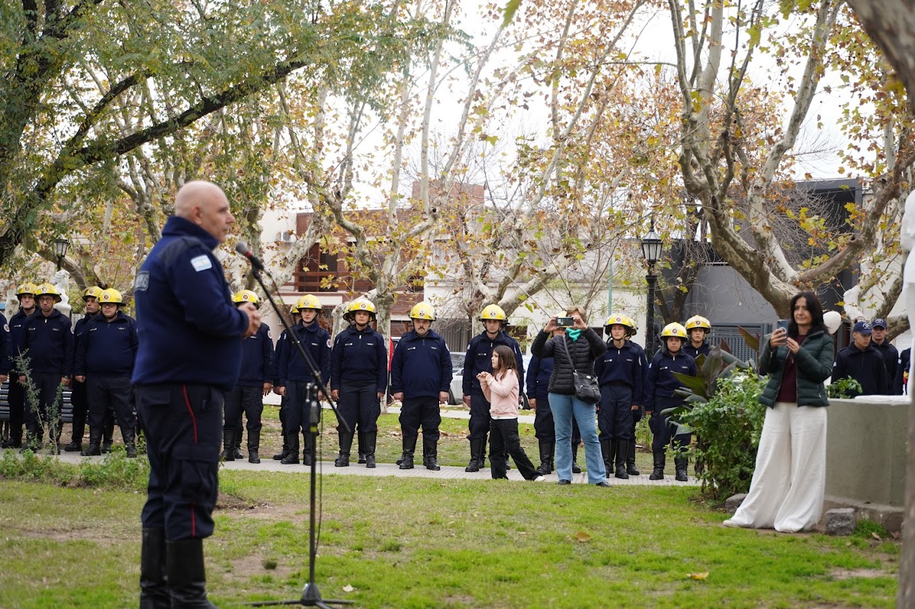 Bomberos conmemoraron su día y presentó nueva unidad