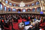 Vía libre a la reelección indefinida de legisladores en Buenos Aires Senado bonaerense dio luz verde a la reelección indefinida** de legisladores provinciales, concejales y consejeros escolares. La aprobación se concretó tras un tenso empate en la votación, que fue zanjado por el voto decisivo de la vicegobernadora Verónica Magario. La sesión culminó 22 a 22, forzando la intervención de Magario, quien marcó la diferencia. "Mi voto es positivo", declaró, en una clara alusión al recordado "voto no positivo" de Julio Cobos en 2008. El proyecto contó con el respaldo del oficialismo y algunos sectores libertarios. La normativa no incluye a los intendentes, quienes mantienen el límite de dos mandatos. Ahora, la iniciativa pasará a la Cámara de Diputados para su tratamiento final.