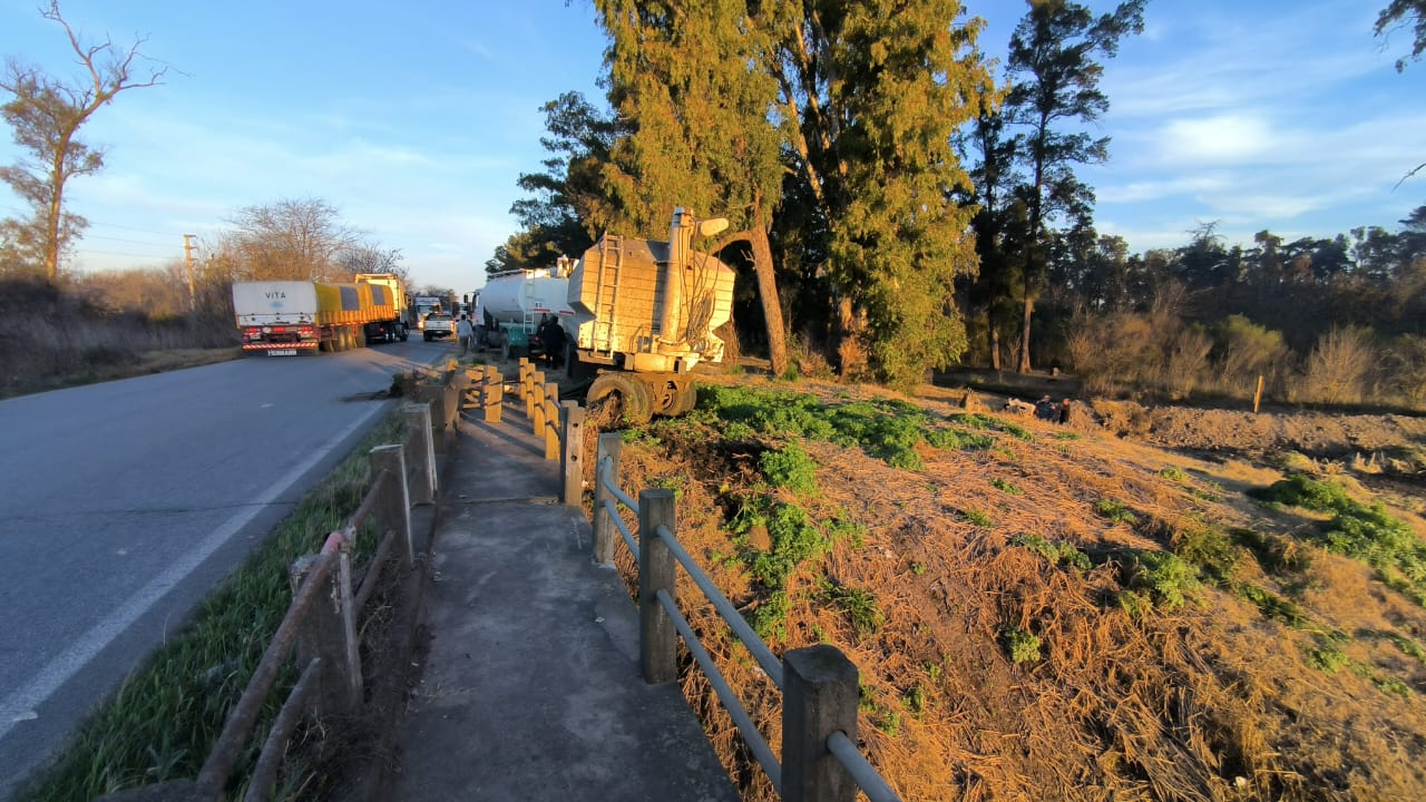 Choque de camión con pasarela en Ruta 41