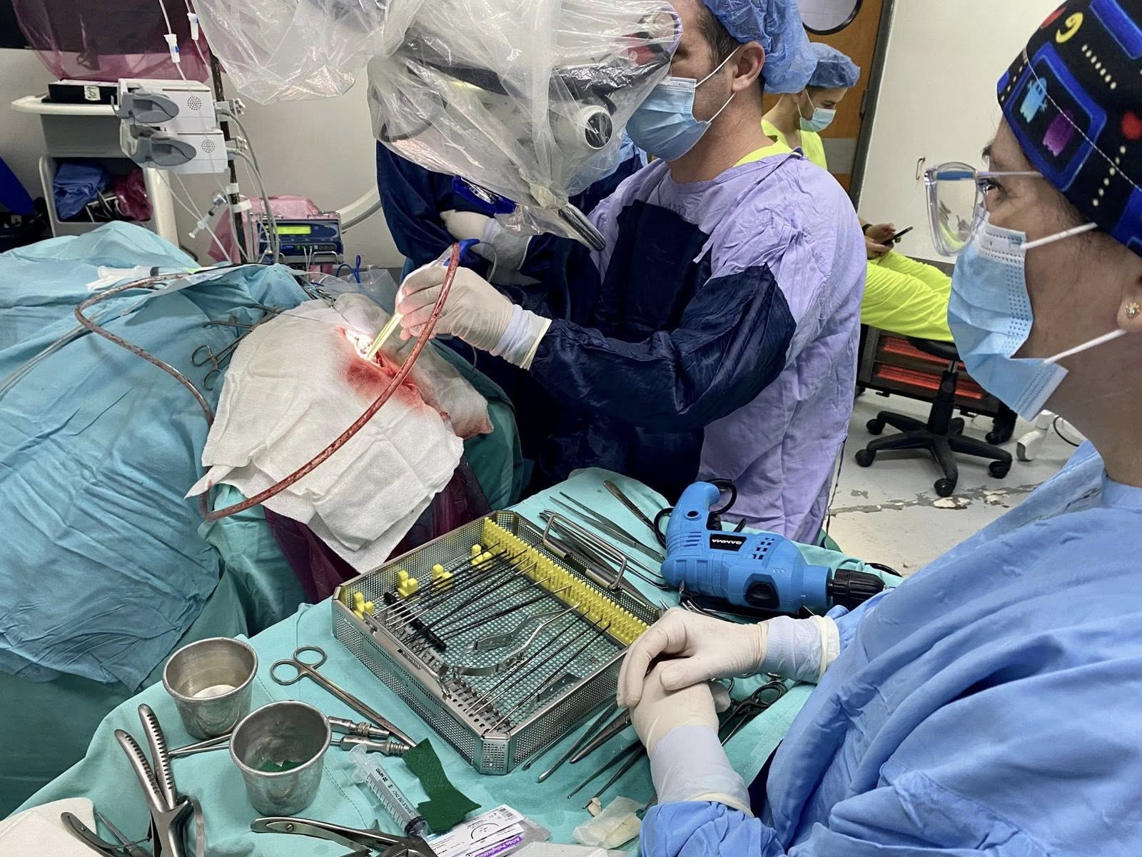 El Hospital incorpora instrumental microquirúrgico de última generación para Neurocirugía