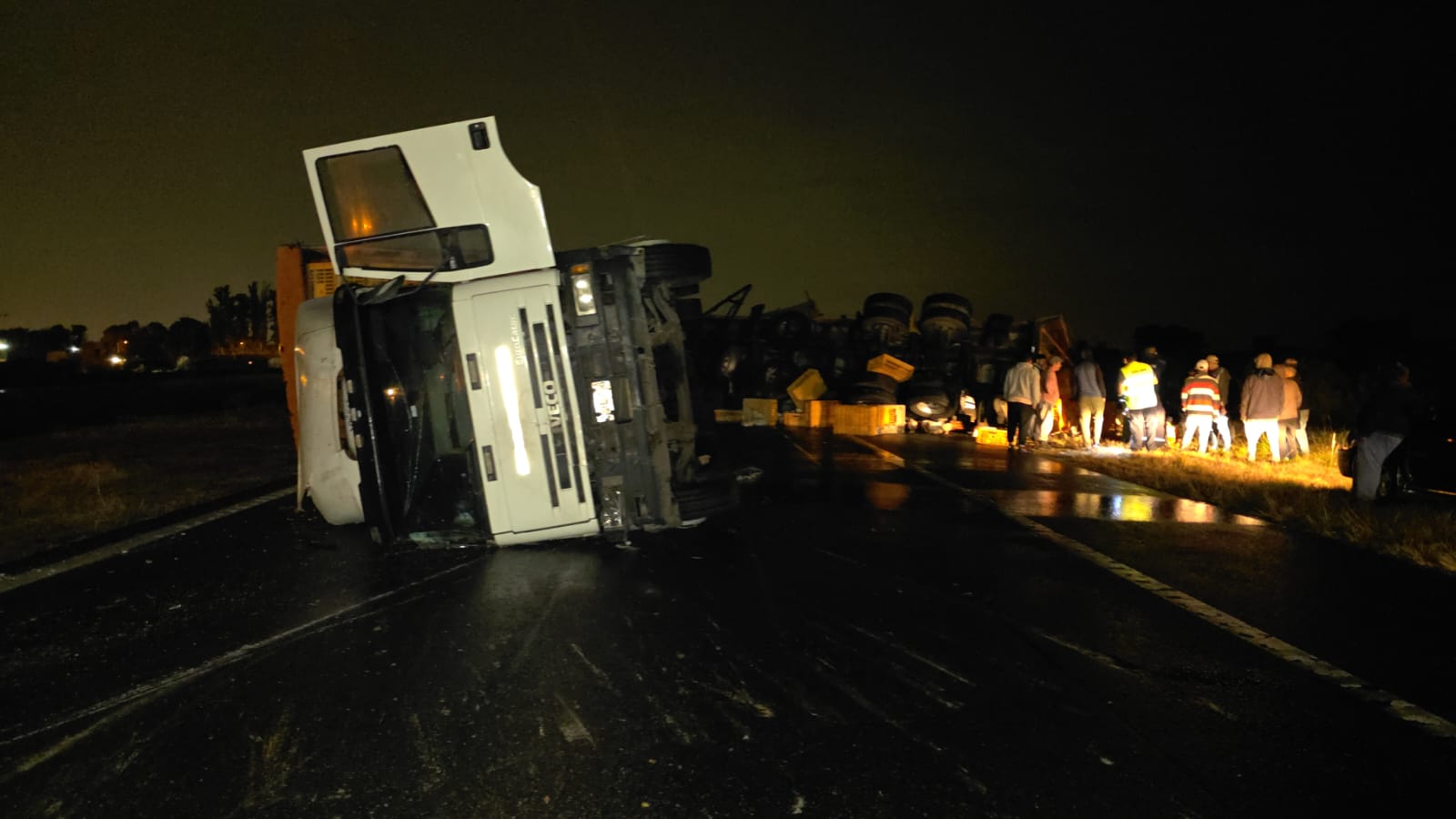 Dos camiones volcaron durante la madrugada en la Autovía: no hubo heridos