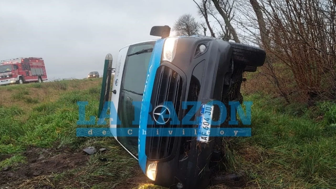 Vuelca ambulancia
