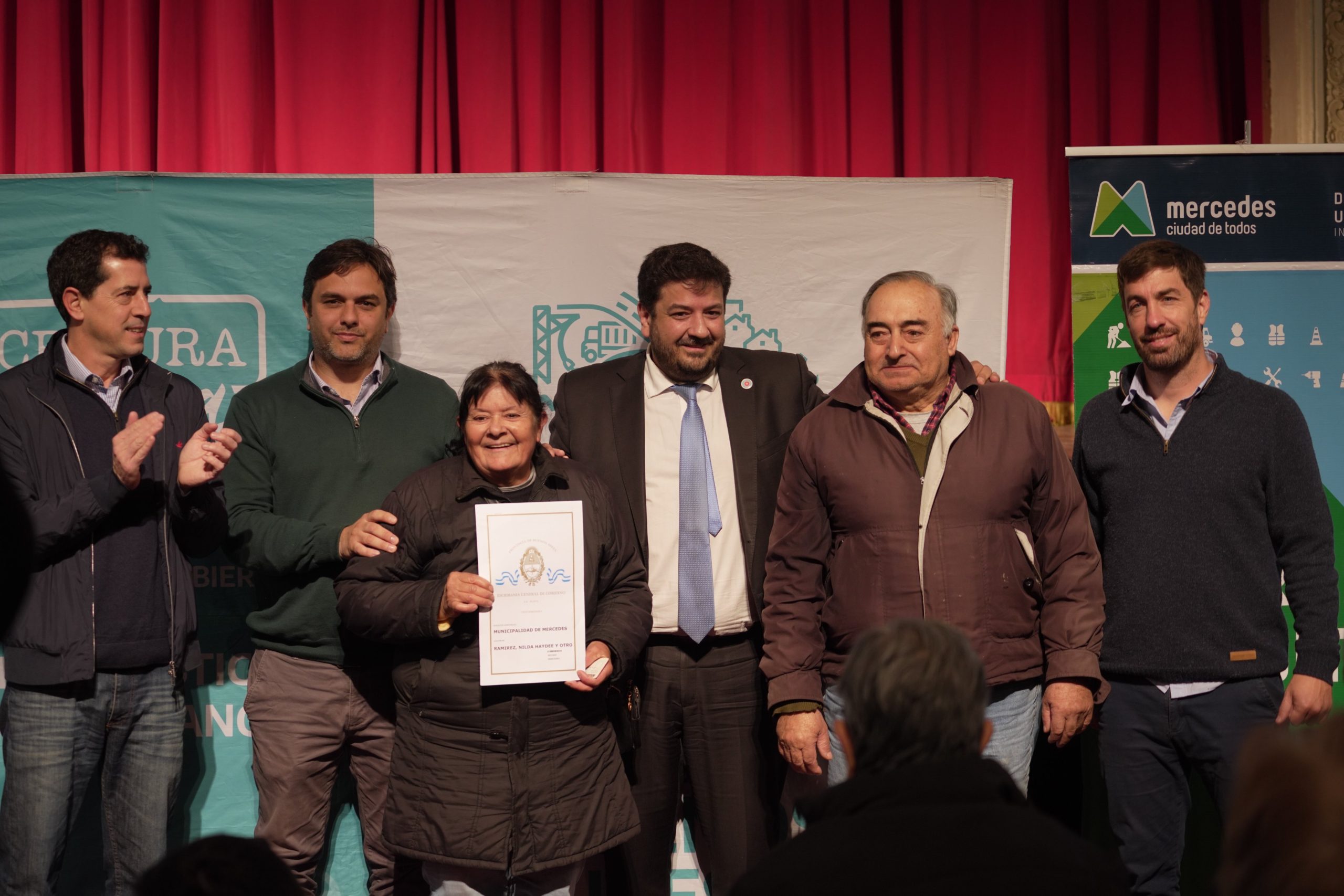 En un emotivo acto, más de 300 vecinos recibieron las escrituras de su propiedad