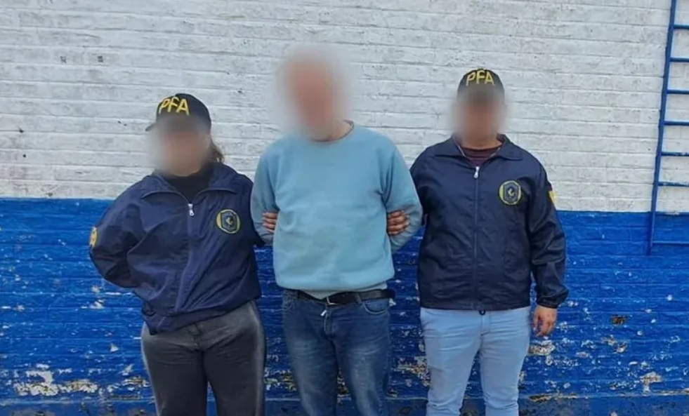 n hombre de 61 años, con pedido de captura activa y que estuvo prófugo durante más de una década, fue detenido en la localidad de Jáuregui, partido de Luján. Está acusado de haber regenteado un prostíbulo en el barrio porteño de Monserrat, donde explotaba sexualmente a mujeres mediante un sistema de copas, quedándose con el 50% de las ganancias. La investigación comenzó a raíz de una denuncia anónima al 911 que señalaba la existencia de un prostíbulo bajo la fachada de “bar-pool” en la calle Suipacha al 800, en pleno centro porteño. Durante el allanamiento, las autoridades encontraron varias mujeres, algunas extranjeras y sin documentación. Según testimonios de las víctimas, los clientes pagaban bebidas para acceder a encuentros privados, mientras el local obtenía la mitad de la recaudación. El encargado del establecimiento fue imputado por “explotación económica del ejercicio de la prostitución ajena, agravado por la situación de vulnerabilidad de las víctimas”. Tras 12 años prófugo y declarado en rebeldía, el Juzgado Nacional en lo Criminal y Correccional Federal N°5 encomendó a la Policía Federal las tareas para localizarlo. Los efectivos montaron un operativo de vigilancia en Jáuregui y lo arrestaron en la calle Centenario al 500. La jueza María Eugenia Capuchetti le formuló cargos por “trata de personas en la modalidad de explotación sexual”.