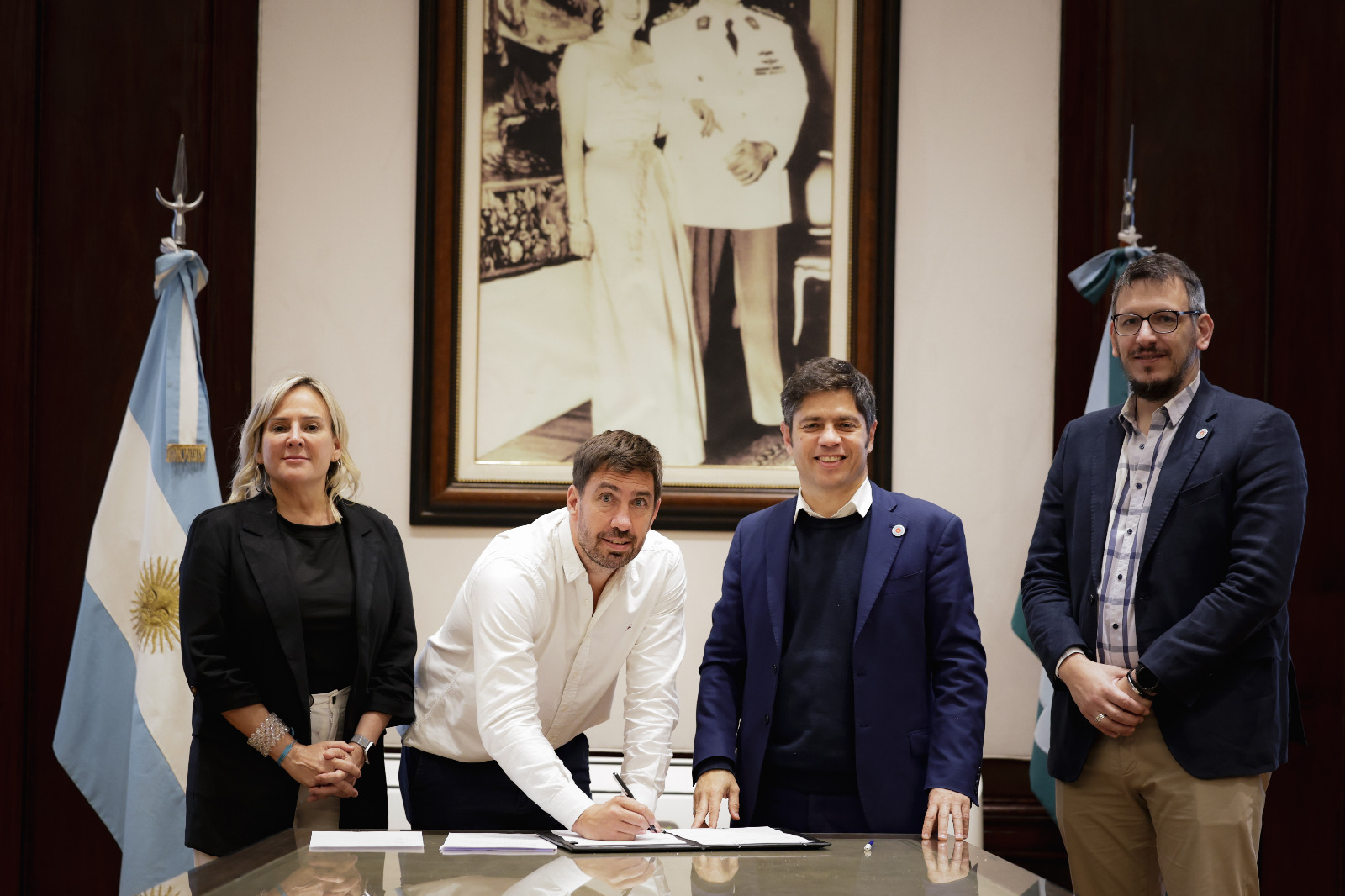 Ustarroz firma convenio con Kicillof por más equipamiento para Mercedes
