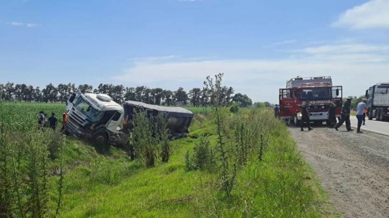 Rescatan a un camionero atrapado tras un violento despiste