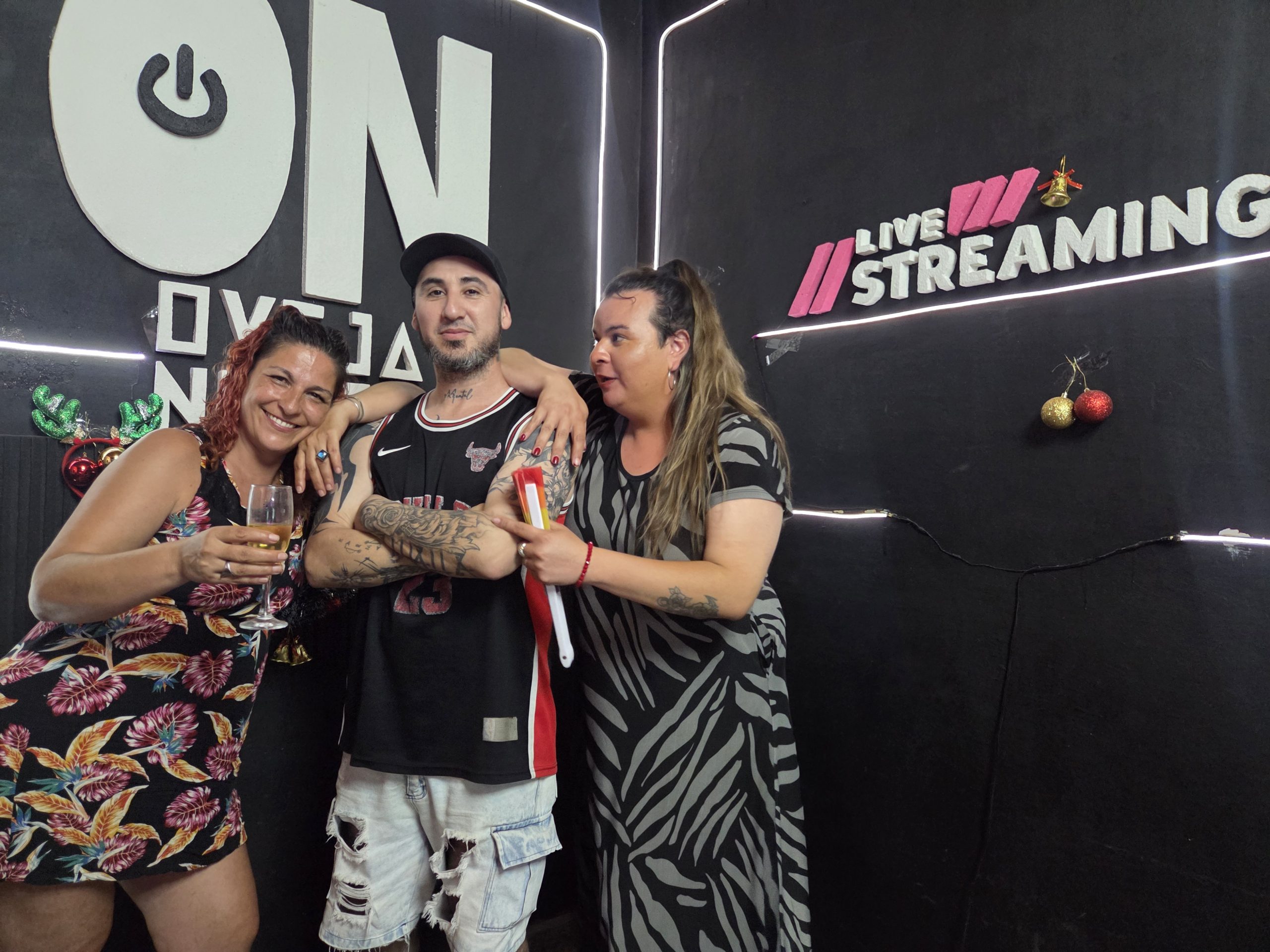 Oveja Negra Streaming - Ni Locas NI Cuerdas