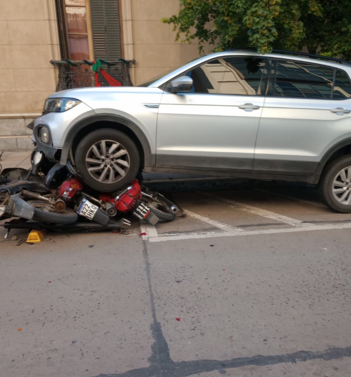 Chocó y rompió 3 motocicletas