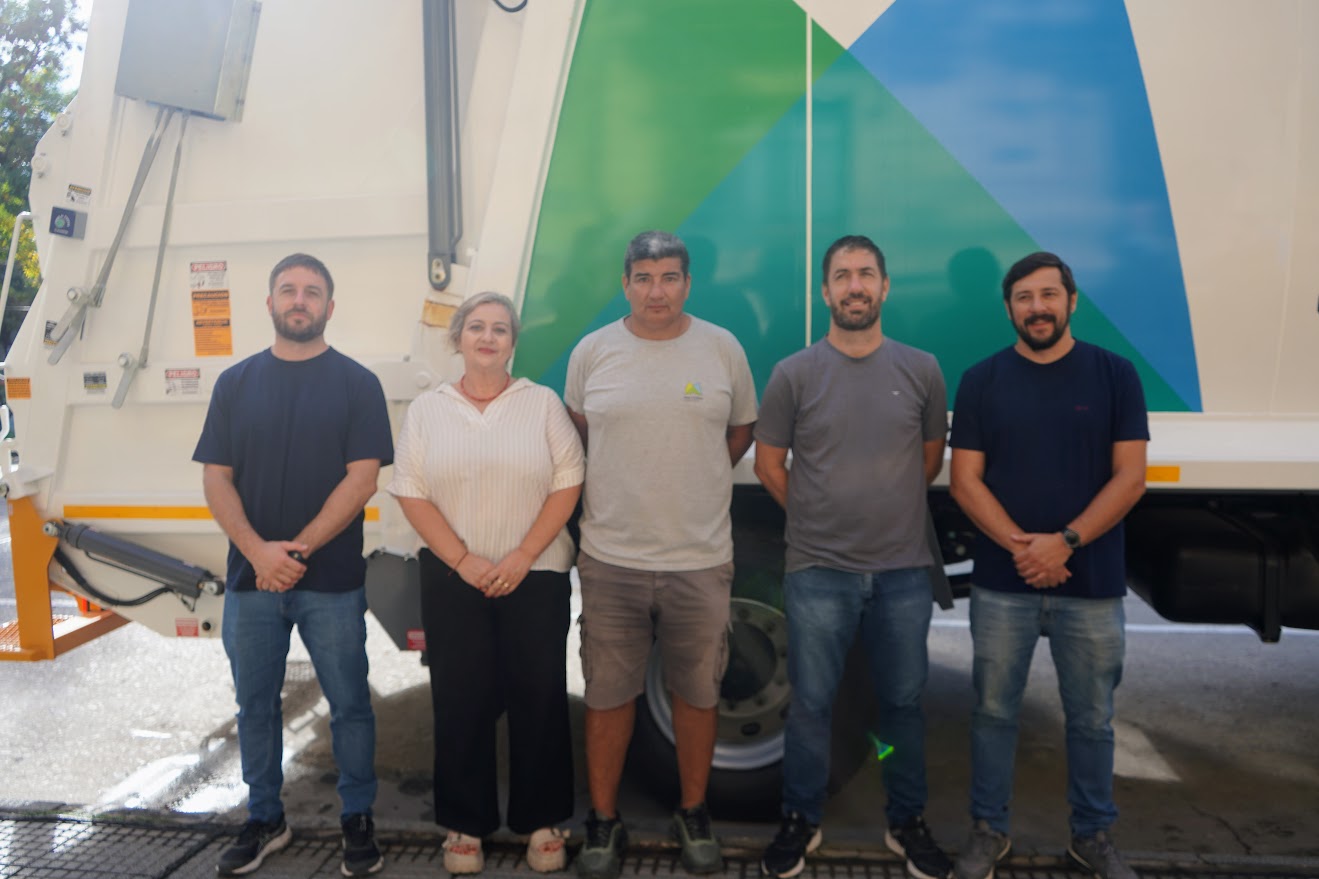 Mercedes fortalece la higiene urbana con un nuevo camión compactador 0km