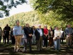 La Universidad Nacional de Luján conmemoró este miércoles el 50º aniversario del Golpe de Estado genocida del 24 de marzo de 1976. En el acto, se recordó que la dictadura cívico militar cerró a la UNLu y secuestró a seis integrantes de su comunidad, que permanecen desaparecidos. El encuentro, que se inició en el Bosque de la Memoria de la Sede Central, tuvo continuidad con la presentación de la restauración del mural ubicado en el exterior del Departamento de Ciencias Sociales y la apertura del histórico chalet situado en el ingreso a la UNLu, donde funcionará el Museo de la Memoria de la institución. Tras la lectura de las adhesiones al acto del ex rector Enrique Fliess y de la Asociación de Trabajadoras y Trabajadores de la UNLu (ATUNLu), hizo uso de la palabra el intendente del Municipio de Luján, Leonardo Boto. “La dictadura hizo mucho daño en nuestra Patria, en Luján y en la Universidad”, expresó el alcalde local y condenó a “esa violencia perversa que desapareció 26 personas en Luján y cerró la UNLu”. “Mantengamos la memoria, nunca más al terrorismo de Estado”, instó. Luego, el rector Walter Panessi consideró que la dictadura cerró a la UNLu “por nuestras virtudes y no por nuestros defectos”. “Tenemos la obligación de militar para que esto no suceda nunca más”, afirmó y advirtió que “el desfinanciamiento y los sueldos de hambre llevan a algo parecido”. En representación de la Comisión Institucional para la Preservación de la Memoria de la UNLu, la Docente Laura Gabucci y la Nodocente María Eugenia Giorgio señalaron la continuidad histórica entre la dictadura y el actual gobierno, al que no le interesa la educación pública e incumple con la Ley de Financiamiento de las Universidades. A su turno, Analía Gómez y Juanfi Ingiullo, de la Comisión de Familiares y Amigos de Detenidos Desaparecidos – Luján recordaron a las Madres de Plaza de Mayo de esta ciudad y pronunciaron los nombres de las víctimas locales de la dictadura. Ante cada mención, los participantes afirmaron “¡Presente!”. Después, el encuentro se trasladó frente al gran mural del Departamento de Sociales. Allí, la ex vicerrectora María Ester Leguizamón destacó que la obra restaurada “nació en 2006 y se convirtió rápidamente en un ícono que sintetiza nuestros valores como comunidad universitaria”. Finalmente, las y los participantes se acercaron hasta el chalet ubicado en el acceso a la Sede Central, cuyo interior pudieron recorrer. “La estructura está lista, pronto su sala se llenará de historia”, anunció la responsable de Ceremonial, Patricia Altuna, y se congratuló “porque la memoria vuelve a ser, simbólicamente, puerta de entrada a nuestra universidad”. El cronograma de actividades previstas en el marco de la convocatoria "La UNLu construye Memoria Colectiva" tiene continuidad en la presentación de diferentes actividades interactivas, que se desarrollarán hasta el viernes 27 en todas las Sedes y Centros Regionales de la Universidad.