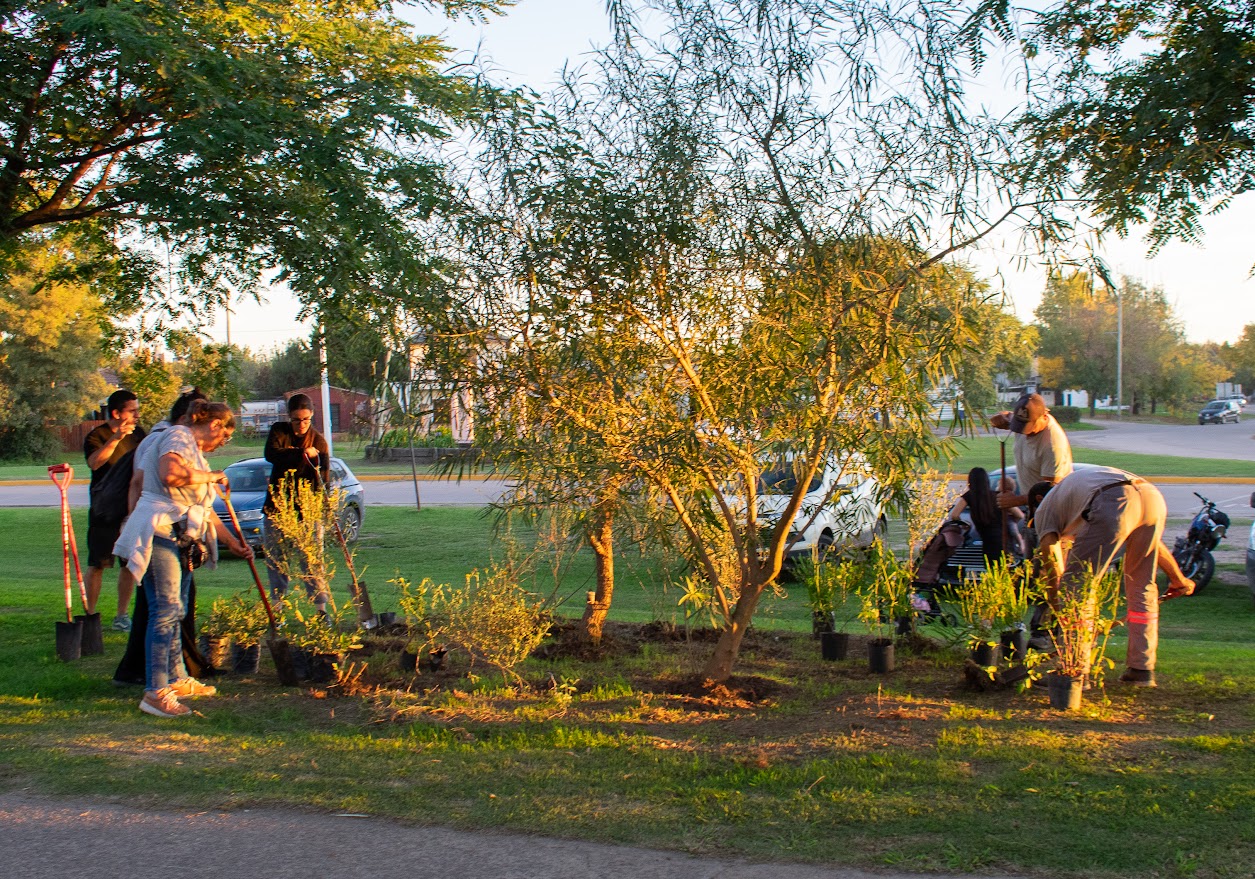 "Una Sola Salud": Exitosa jornada de puesta en valor y concientización en la Plaza de Av.40 y Av.1
