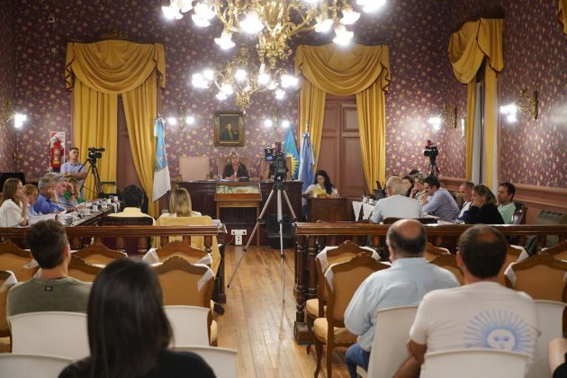 El Concejo Deliberante sesiona este lunes con la paralización de obras nacionales y la emergencia social en el centro del debate Este lunes 27 de abril, desde las 19:00 horas, el Honorable Concejo Deliberante de Mercedes llevará adelante una nueva Sesión Ordinaria marcada por una agenda de fuerte contenido social y de reclamos hacia el Gobierno Nacional. Uno de los puntos más críticos será el tratamiento de la declaración de Emergencia Social, Habitacional y de Seguridad Pública en un sector del barrio Soldado Balvidares, motivada por el corte de financiamiento nacional para obras de integración socio-urbana. En la misma línea, los bloques opositores y el oficialismo elevarán pedidos de informes urgentes sobre la parálisis de la Autovía de la Ruta 5 y el edificio del ISFD Nº 7, obras consideradas vitales para la logística y educación local. La sesión también abordará la crisis en la atención de los jubilados de PAMI y el impacto de la reforma laboral en las mujeres. En el plano local, se destaca una iniciativa para mejorar la convivencia vial protegiendo a los ciclistas y el reconocimiento a la destacada deportista Lola Montenegro. Con un orden del día que supera los 30 expedientes, se espera un debate intenso sobre el rol del Estado municipal frente al retiro de recursos federales y la situación económica de los vecinos.