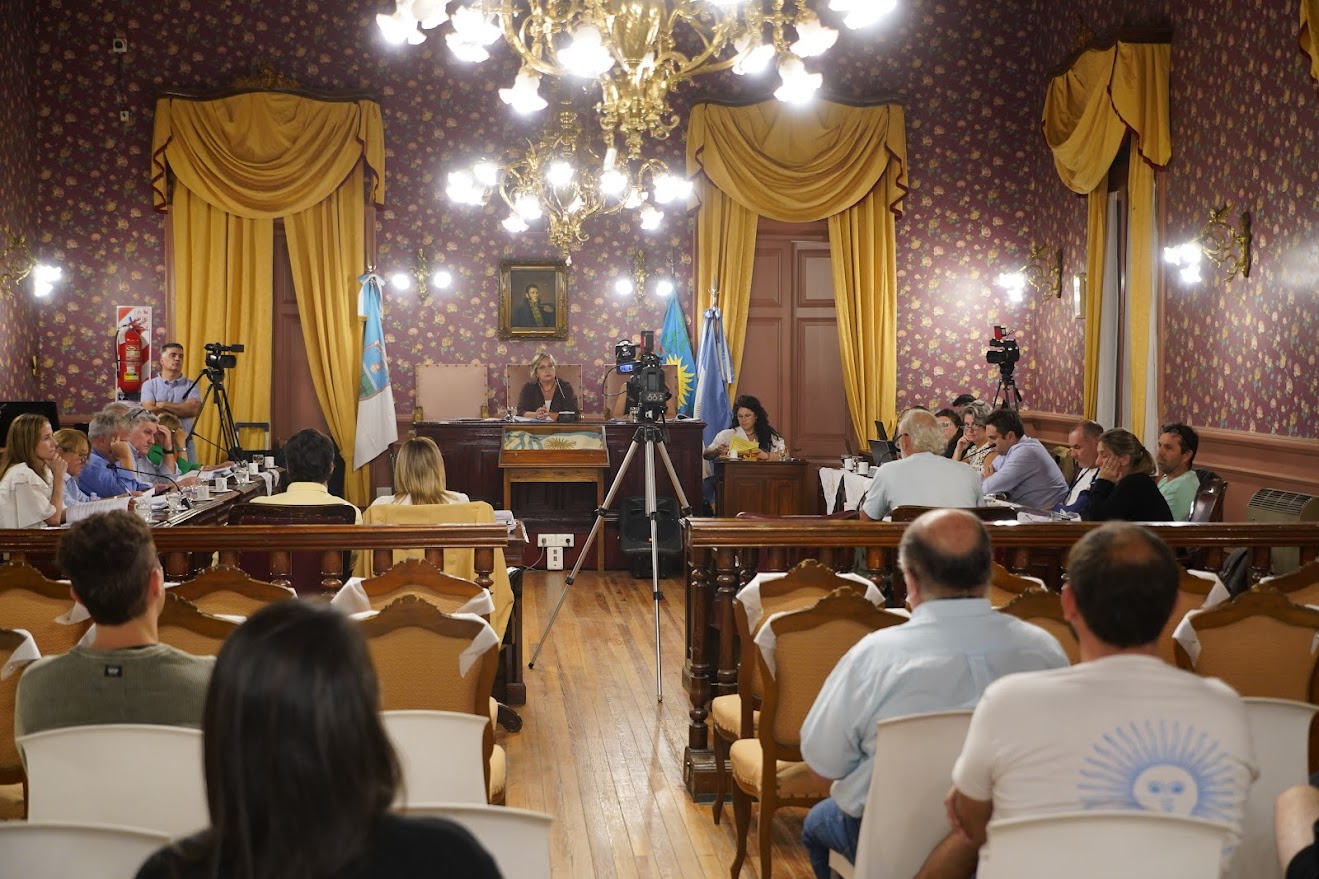 El Concejo Deliberante sesiona este lunes con la paralización de obras nacionales y la emergencia social en el centro del debate Este lunes 27 de abril, desde las 19:00 horas, el Honorable Concejo Deliberante de Mercedes llevará adelante una nueva Sesión Ordinaria marcada por una agenda de fuerte contenido social y de reclamos hacia el Gobierno Nacional. Uno de los puntos más críticos será el tratamiento de la declaración de Emergencia Social, Habitacional y de Seguridad Pública en un sector del barrio Soldado Balvidares, motivada por el corte de financiamiento nacional para obras de integración socio-urbana. En la misma línea, los bloques opositores y el oficialismo elevarán pedidos de informes urgentes sobre la parálisis de la Autovía de la Ruta 5 y el edificio del ISFD Nº 7, obras consideradas vitales para la logística y educación local. La sesión también abordará la crisis en la atención de los jubilados de PAMI y el impacto de la reforma laboral en las mujeres. En el plano local, se destaca una iniciativa para mejorar la convivencia vial protegiendo a los ciclistas y el reconocimiento a la destacada deportista Lola Montenegro. Con un orden del día que supera los 30 expedientes, se espera un debate intenso sobre el rol del Estado municipal frente al retiro de recursos federales y la situación económica de los vecinos.