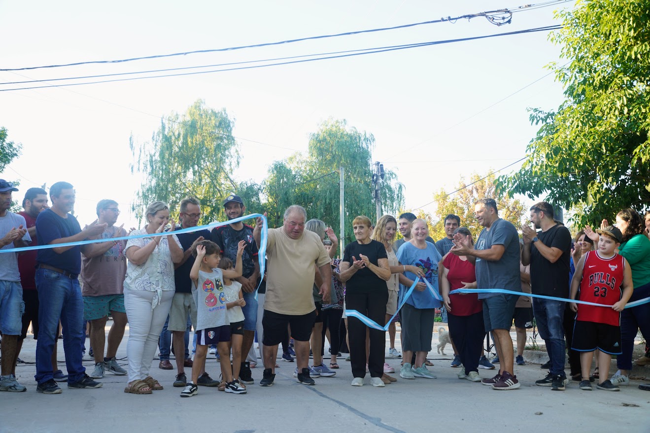 Municipio inauguró más pavimento en Lomas del Pacífico