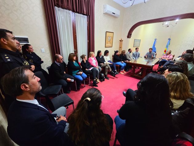 Ustarroz encabezó importante reunión interdisciplinaria por amenazas en las escuelas