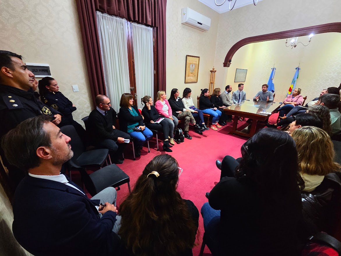 Ustarroz encabezó importante reunión interdisciplinaria por amenazas en las escuelas