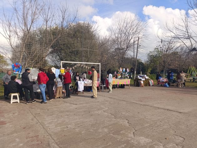La Feria en Movimiento fue un éxito en Gowland Este lunes 25 se llevó adelante esta feria organizada por la sociedad de fomento de Gowland y Agote, donde vecinos pudieron poner a la venta diferentes productos. Bajo un sol hermoso la sede de la sociedad de fomento se llenó de feriantes y vecinos de la localidad, donde las ventas de productos, ropa y otras cosas fue realmente importante. Desde la comisión directiva de la sociedad de fomento agradecieron a todos los participantes y seguramente muy pronto habrá una nueva Feria en Movimiento.