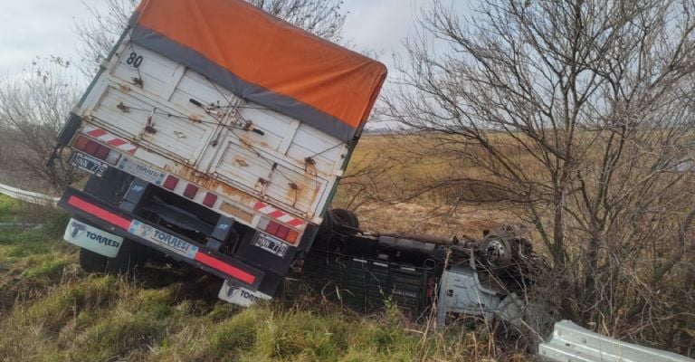 frenó para no atropellar a un ciclista y volcó un camión
