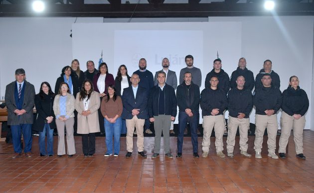 Luján crea el nuevo Cuerpo de Prevención Comunitaria El Municipio de Luján realizó la presentación formal del cuerpo de docentes e instructores encargados de capacitar a los futuros agentes del Cuerpo de Prevención Comunitaria (CPC). Esta nueva fuerza local tendrá como función exclusiva la prevención del delito, el resguardo del espacio público, la convivencia vecinal y la erradicación de la violencia en el partido. El acto fue encabezado por el intendente Leonardo Boto, quien destacó el desafío que representa la seguridad en la comuna y subrayó su aspiración de formar "servidores públicos con propósito", orientados a asistir y acompañar a los vecinos. También participaron autoridades de la Secretaría de Protección Ciudadana, fiscales locales y representantes de la Universidad Nacional de Luján (UNLu). La primera camada está integrada por 33 aspirantes, seleccionados tras un riguroso proceso que incluyó exámenes médicos, atléticos y psicotécnicos entre más de 1.400 inscriptos. Los futuros oficiales cursarán una diplomatura avalada por la UNLu y recibirán instrucción práctica en el territorio durante un periodo de cuatro meses. El programa formativo abordará la seguridad desde una perspectiva integral, con contenidos enfocados en la resolución de conflictos, derechos humanos, perspectiva de género y el fortalecimiento del vínculo comunitario. Según informaron las autoridades, se prevé que en cuatro meses los nuevos agentes ya se encuentren desplegados y operativos en los distintos barrios y localidades de Luján.