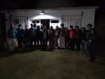 Luego de varias jornadas inestables, el Observatorio Astronómico Municipal de Mercedes vivió su primera noche completamente despejada del mes, el marco ideal para recibir la visita de los alumnos de 6.° año de la escuela secundaria "Arcángel Gabriel" del partido de Escobar. Bajo la coordinación del responsable del observatorio, Miguel De Laurentis, la jornada comenzó con una charla introductoria sobre los movimientos en la esfera celeste. Aprovechando las condiciones óptimas del cielo y la caída del sol, los estudiantes pudieron observar y registrar la alineación de Venus, Júpiter y Mercurio sobre el horizonte oeste-noroeste (WNW), un fenómeno visual típico de la cercanía con el solsticio de junio. El eje central de la actividad se enfocó en el estudio de las estrellas y los sistemas celestes, abarcando conceptos como magnitudes, colores y evolución estelar. El entusiasmo del grupo se vio reflejado en la iniciativa de uno de los alumnos, Juan, quien logró capturar con su teléfono celular —apoyado directamente sobre el ocular del telescopio— impactantes imágenes de una estrella doble, un cúmulo abierto y un cúmulo globular. Desde el Observatorio destacaron el excelente comportamiento y el marcado interés científico del contingente, consolidando una vez más a este espacio municipal como un referente educativo y de divulgación para la región.