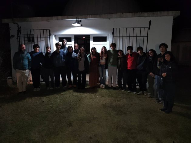 Luego de varias jornadas inestables, el Observatorio Astronómico Municipal de Mercedes vivió su primera noche completamente despejada del mes, el marco ideal para recibir la visita de los alumnos de 6.° año de la escuela secundaria "Arcángel Gabriel" del partido de Escobar. Bajo la coordinación del responsable del observatorio, Miguel De Laurentis, la jornada comenzó con una charla introductoria sobre los movimientos en la esfera celeste. Aprovechando las condiciones óptimas del cielo y la caída del sol, los estudiantes pudieron observar y registrar la alineación de Venus, Júpiter y Mercurio sobre el horizonte oeste-noroeste (WNW), un fenómeno visual típico de la cercanía con el solsticio de junio. El eje central de la actividad se enfocó en el estudio de las estrellas y los sistemas celestes, abarcando conceptos como magnitudes, colores y evolución estelar. El entusiasmo del grupo se vio reflejado en la iniciativa de uno de los alumnos, Juan, quien logró capturar con su teléfono celular —apoyado directamente sobre el ocular del telescopio— impactantes imágenes de una estrella doble, un cúmulo abierto y un cúmulo globular. Desde el Observatorio destacaron el excelente comportamiento y el marcado interés científico del contingente, consolidando una vez más a este espacio municipal como un referente educativo y de divulgación para la región.