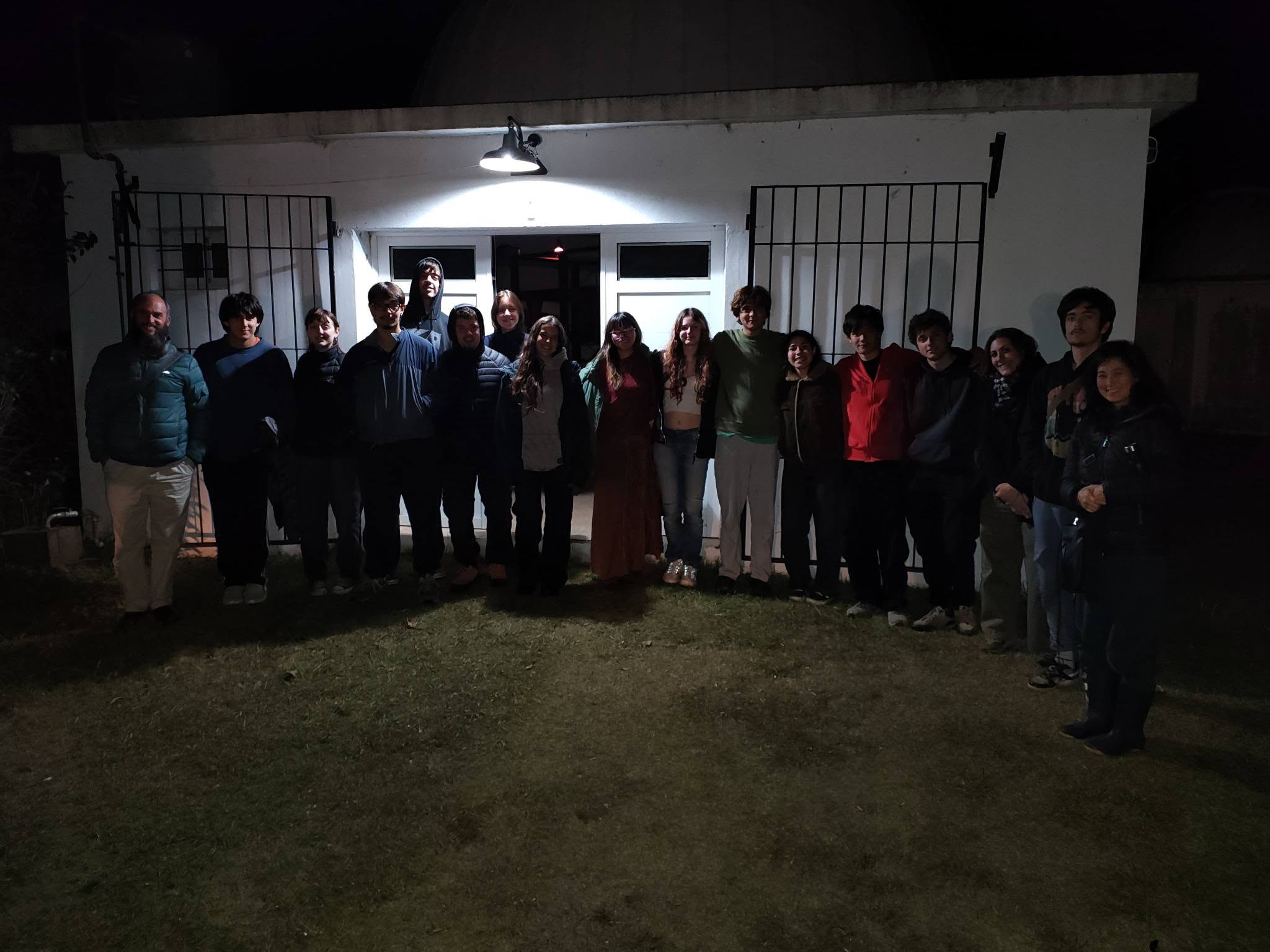 Luego de varias jornadas inestables, el Observatorio Astronómico Municipal de Mercedes vivió su primera noche completamente despejada del mes, el marco ideal para recibir la visita de los alumnos de 6.° año de la escuela secundaria "Arcángel Gabriel" del partido de Escobar. Bajo la coordinación del responsable del observatorio, Miguel De Laurentis, la jornada comenzó con una charla introductoria sobre los movimientos en la esfera celeste. Aprovechando las condiciones óptimas del cielo y la caída del sol, los estudiantes pudieron observar y registrar la alineación de Venus, Júpiter y Mercurio sobre el horizonte oeste-noroeste (WNW), un fenómeno visual típico de la cercanía con el solsticio de junio. El eje central de la actividad se enfocó en el estudio de las estrellas y los sistemas celestes, abarcando conceptos como magnitudes, colores y evolución estelar. El entusiasmo del grupo se vio reflejado en la iniciativa de uno de los alumnos, Juan, quien logró capturar con su teléfono celular —apoyado directamente sobre el ocular del telescopio— impactantes imágenes de una estrella doble, un cúmulo abierto y un cúmulo globular. Desde el Observatorio destacaron el excelente comportamiento y el marcado interés científico del contingente, consolidando una vez más a este espacio municipal como un referente educativo y de divulgación para la región.