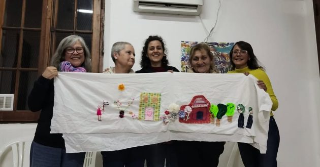 Finalizó con éxito el taller de bordado y collage textil comunitario
