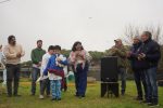Con una masiva y emotiva participación se llevó a cabo la jornada "La Bandera nos une - Malvinas: legado de valores", un encuentro que reunió a más de 500 estudiantes de 5° año de escuelas públicas y privadas de nuestra ciudad. La iniciativa, organizada de manera articulada entre la secretaria de Educación y el Centro de Veteranos de Guerra, permitió el encuentro, aprender y jugar. Estuvieron presentes los integrantes del Centro de Veteranos y Caídos de Malvinas, el intendente Ustarroz y el equipo educativo a cargo de José Pisano en el marco del hermoso espacio de Estación Juego, dependiente del área de niñez. El inspector Cristian Ponce, la coordinadora Pamela Herrera y muy especialmente las y los niños de las escuelas. “Tuvo como eje central mantener viva la memoria, fomentar valores como la solidaridad, la empatía, el trabajo colectivo y reflexionar sobre nuestra identidad nacional” contaron desde la organización. El encuentro se consolidó como un espacio de aprendizaje y construcción de ciudadanía, donde los niños pudieron escuchar en primera persona los testimonios de nuestros héroes, tendiendo un puente generacional clave para el sostenimiento de la causa Malvinas. "Ver a más de 500 chicos de diferentes escuelas unidos bajo una misma bandera, escuchando con tanto respeto y compromiso a nuestros veteranos, nos demuestra que el legado de Malvinas sigue más vivo que nunca en las nuevas generaciones. Es un orgullo ver este trabajo articulado entre la comunidad educativa y el municipio", destacaron desde la organización. Ejes Testimonios en Primera Persona: Los integrantes del Centro de Veteranos compartieron sus vivencias, enfocándose en los valores de resiliencia, compañerismo y soberanía. Encuentro de Escuelas Públicas y Privadas: Una propuesta que unificó a la comunidad educativa local, demostrando que la bandera y la causa Malvinas son un factor de consenso absoluto. Construcción de Ciudadanía: Talleres y actividades de reflexión que permitieron a los alumnos debatir sobre la soberanía y la identidad nacional en el presente. Esta jornada forma parte de un compromiso permanente con la educación local y la malvinización de nuestra comunidad, entendiendo que el reclamo pacífico por las islas se defiende día a día en las aulas, promoviendo los valores que nos unen como argentinos. Iniciativa Esta jornada es el resultado de un trabajo transversal entre la Secretaría de Educación, áreas municipales de Mercedes y el Centro de Veteranos de Guerra local, destinado a fortalecer la memoria histórica y los lazos comunitarios a través de la educación de nuestros jóvenes