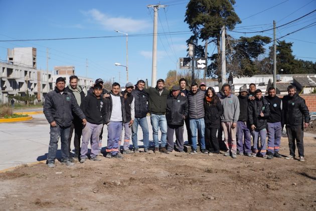 El Municipio de Mercedes concretó la apertura y habilitación al tránsito de la nueva rotonda ubicada en la intersección de la Avenida Sanmartin. Fue realizada con mano de obra y financiamiento municipal. La comuna, a su vez, inició juicio para recuperar los fondos invertidos dado que es parte de los incumplimientos de Nación que paro las obras públicas en todo el país. Obra La obra fue efectuada con trabajo municipal, tanto de cooperativas de trabajo como de integrantes de servicios públicos y obras públicas. El proyecto, que originalmente formaba parte de los convenios de financiamiento federal, debió ser asumido y finalizado en su totalidad con recursos, maquinaria y cuadrillas de trabajadores de la comuna debido a que el Gobierno Nacional paralizó de manera unilateral el envío de los fondos comprometidos. Ante este incumplimiento del convenio original, la administración local remarcó que inició acciones legales a la Nación con el objetivo de recuperar la inversión económica efectuada y recuperar los fondos de los vecinos. Agradecimiento El intendente Juan Ustarroz destacó que “ha sido un gran trabajo efectuado, nos llena de orgullo y satisfacción y agradecemos a las familias, que han tenido una gran paciencia mientras las obras se efectuaban” y “es una obra fundamental, abandonada por el gobierno nacional, pero que hace a la seguridad vial, a la jerarquización de la zona y el cumplimiento de un compromiso con nuestra comunidad” remarcó sin olvidar “la enorme tarea de nuestros trabajadores y cooperativas mercedinas”, comentó. Apertura Este viernes, tras un eficiente y efectivo trabajo, cumpliendo los plazos establecidos, se abrió formalmente la obra. Luís Ponce, subsecretario de servicios públicos, destacó que “fue una gran tarea, impulsada por decisión de nuestro intendente Juani Ustarroz y enorme desempeño de cooperativas y trabajadores municipales” remarcando que “se articuló con distintas áreas, como obras, seguridad, sociedades de fomento, siempre dando respuesta a una necesidad que era mejorar la seguridad vial y este histórico espacio de la ciudad”. Ponce comentó que “es una gran obra que se realizó con fondos municipales, trabajadores municipales y de cooperativas, abocados en esta instancia a las tareas de embellecimiento” Circulación Respecto al esquema de circulación y la continuidad de las tareas en el sector, el funcionario aclaró que se trata de un avance por etapas. En este sentido, explicó que, si bien se determinó la apertura de la Avenida, “para descomprimir de forma inmediata la circulación de los barrios aledaños, la calle 110 va a permanecer cortada al tránsito vehicular porque se sigue trabajando en el lugar para mejorar la accesibilidad de la ciudad” sostuvo. Asimismo, Ponce precisó que esta habilitación corresponde a la primera etapa del plan de obra, el cual contempla una continuidad inmediata en la zona. Según detalló, posteriormente seguirán las obras de instalación de luminarias hasta la calle 132, para luego culminar con la correspondiente demarcación vial de toda la nueva trama hasta esa misma altura. Finalmente, el subsecretario manifestó que se trata de un día de gran alegría por lograr la apertura de la rotonda y permitir el flujo vehicular, concluyendo que las obras continúan pero que esto representa un gran avance y una gran obra efectuada por los trabajadores municipales de la ciudad de Mercedes
