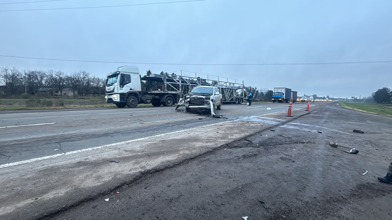 Fuerte choque entre camioneta y auto en Ruta 5