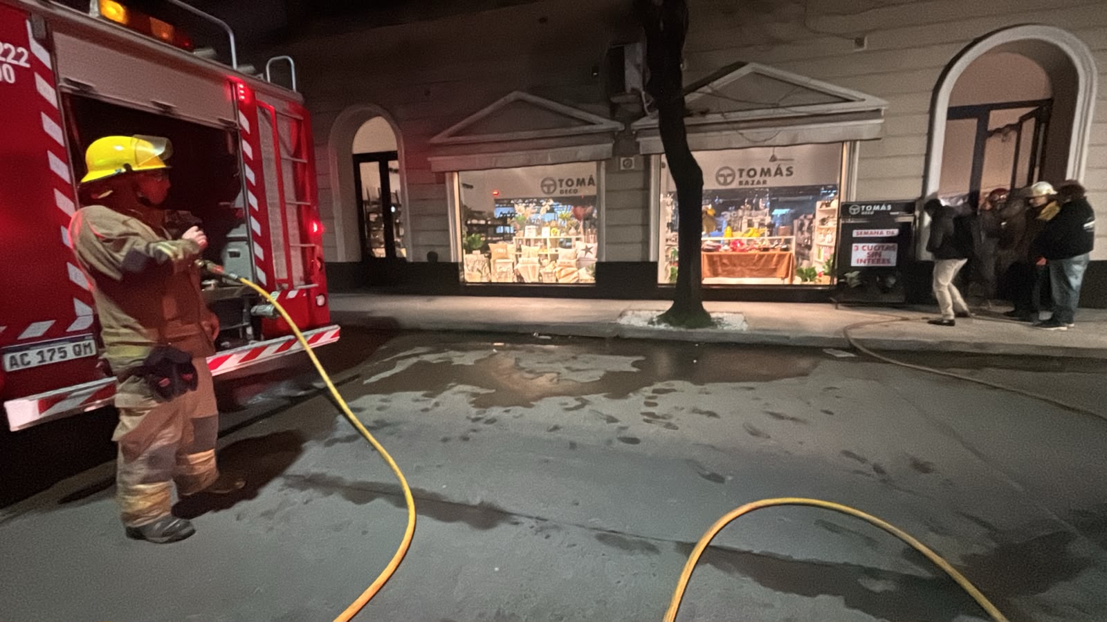 Incendio en comercio céntrico: trabajaron dos dotaciones de Bomberos