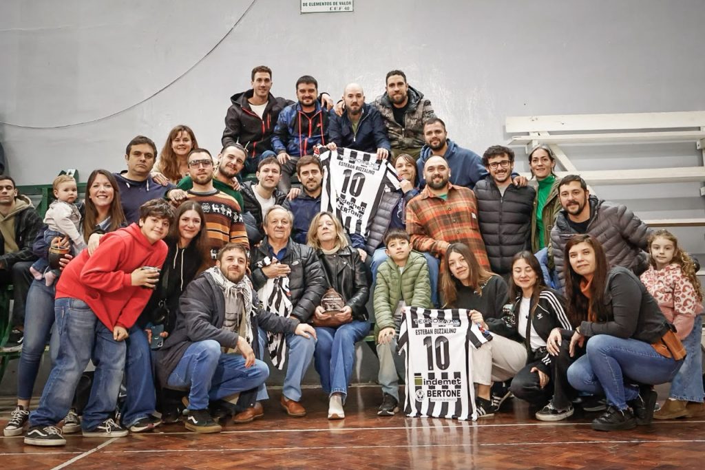 Inolvidable jornada de vóley y homenaje a Esteban Buzzalino