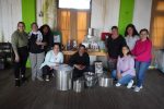 Red de Comedores Mercedinos organiza una cena solidaria y aniversario para sostener la ayuda alimentaria en la ciudad Será este sábado 8 de agosto en el Complejo Cultural La Trocha. Lo recaudado se distribuirá entre 15 comedores barriales para la compra de alimentos y reequipamiento de insumos. Habrá shows en vivo y un hermoso clima familiar. Solidaridad Con el objetivo de reforzar el menú diario y adquirir equipamiento para las ollas comunitarias, la Red de Comedores Mercedinos anunció la realización de una cena solidaria y de aniversario para este próximo sábado 8 de agosto a las 21:00 horas en el Complejo Cultural La Trocha. Demanda La propuesta cobra especial relevancia en un contexto de creciente demanda alimentaria en todo el país, y Mercedes no es una isla, donde actualmente funcionan 42 comedores y se entregan más de 18.600 viandas mensuales. De ese total, 15 comedores de diversos barrios están integrados dentro de la red organizadora. En declaraciones radiales, Yanina Grasi, referente de la Red de Comedores Barriales Mercedinos, brindó detalles sobre el propósito del encuentro: "la red de comedores se integra por 15 comedores de distintos barrios. Siempre hacemos estos eventos como para recaudar y poder hacer otras cosas, como darle un poco más de mercadería a la gente, darle un poco más de ollada, cambiarle el menú si es necesario. Todo lo que se recauda se divide entre los 15 comedores, se hace la rendición correspondiente y se va viendo qué es lo que necesitan para comprar. Generalmente compramos alimento y equipamiento, que es lo que mayormente vamos reponiendo", afirmó Grasi. Para participar La velada solidaria se desarrollará en el galpón calefaccionado del Complejo Cultural La Trocha e incluirá: entrada, plato principal, postre y bebida, los espectáculos en vivo de Eze Toranzo, Ramón Aguilera y artistas invitados. Además, servicio de cantina y sorteos durante la noche con un valor de la tarjeta: $20.000. Cómo colaborar Desde la organización invitan a toda la comunidad de Mercedes a sumarse y colaborar. Quienes no puedan asistir al evento, pero deseen aportar su grano de arena a la causa, también pueden adquirir la tarjeta solidaria de $20.000 como contribución directa a la compra de insumos alimentarios. Para reserva de entradas, consultas o colaboración, comunicarse directamente con Yanina Grasi al teléfono o WhatsApp 2324-516124.