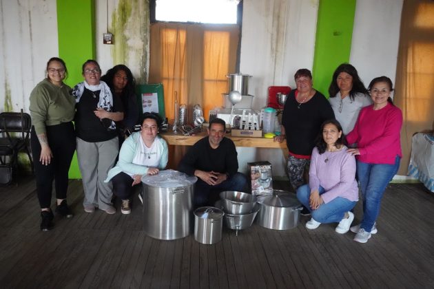 Red de Comedores Mercedinos organiza una cena solidaria y aniversario para sostener la ayuda alimentaria en la ciudad Será este sábado 8 de agosto en el Complejo Cultural La Trocha. Lo recaudado se distribuirá entre 15 comedores barriales para la compra de alimentos y reequipamiento de insumos. Habrá shows en vivo y un hermoso clima familiar. Solidaridad Con el objetivo de reforzar el menú diario y adquirir equipamiento para las ollas comunitarias, la Red de Comedores Mercedinos anunció la realización de una cena solidaria y de aniversario para este próximo sábado 8 de agosto a las 21:00 horas en el Complejo Cultural La Trocha. Demanda La propuesta cobra especial relevancia en un contexto de creciente demanda alimentaria en todo el país, y Mercedes no es una isla, donde actualmente funcionan 42 comedores y se entregan más de 18.600 viandas mensuales. De ese total, 15 comedores de diversos barrios están integrados dentro de la red organizadora. En declaraciones radiales, Yanina Grasi, referente de la Red de Comedores Barriales Mercedinos, brindó detalles sobre el propósito del encuentro: "la red de comedores se integra por 15 comedores de distintos barrios. Siempre hacemos estos eventos como para recaudar y poder hacer otras cosas, como darle un poco más de mercadería a la gente, darle un poco más de ollada, cambiarle el menú si es necesario. Todo lo que se recauda se divide entre los 15 comedores, se hace la rendición correspondiente y se va viendo qué es lo que necesitan para comprar. Generalmente compramos alimento y equipamiento, que es lo que mayormente vamos reponiendo", afirmó Grasi. Para participar La velada solidaria se desarrollará en el galpón calefaccionado del Complejo Cultural La Trocha e incluirá: entrada, plato principal, postre y bebida, los espectáculos en vivo de Eze Toranzo, Ramón Aguilera y artistas invitados. Además, servicio de cantina y sorteos durante la noche con un valor de la tarjeta: $20.000. Cómo colaborar Desde la organización invitan a toda la comunidad de Mercedes a sumarse y colaborar. Quienes no puedan asistir al evento, pero deseen aportar su grano de arena a la causa, también pueden adquirir la tarjeta solidaria de $20.000 como contribución directa a la compra de insumos alimentarios. Para reserva de entradas, consultas o colaboración, comunicarse directamente con Yanina Grasi al teléfono o WhatsApp 2324-516124.