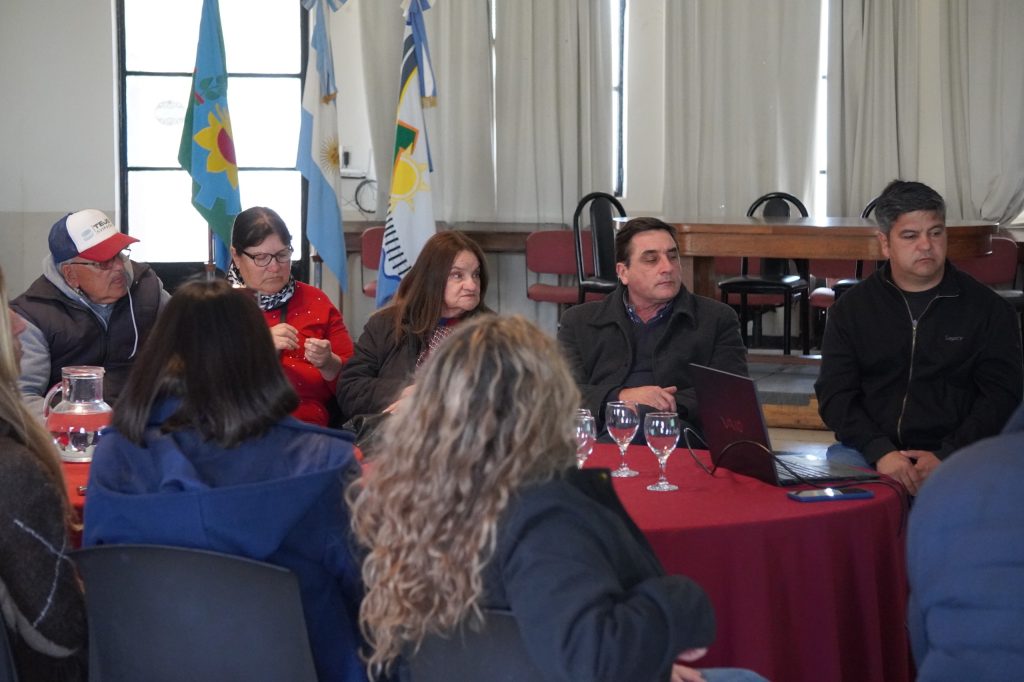El Comité de Emergencia convocó a instituciones locales para comenzar a coordinar acciones de prevención ante posibles eventos climáticos El Municipio puso en marcha la planificación de un plan de contingencia y convocó a instituciones locales para fortalecer la prevención y la respuesta ante posibles eventos climáticos de gran magnitud. El intendente municipal Juan Luis Mancini encabezó la primera reunión ampliada del Comité de Emergencia Municipal, un encuentro que tuvo como objetivo comenzar a organizar y coordinar acciones ante los posibles efectos del fenómeno climático El Niño. Durante la reunión se analizaron posibles escenarios y se comenzó a trabajar en la identificación de recursos, responsabilidades y mecanismos de coordinación entre las distintas instituciones que podrían intervenir ante una eventual emergencia. WhatsApp Image 2026-09-08 at 08.30.19.jpeg La planificación contempla posibles situaciones de lluvias intensas, tormentas severas, anegamientos, inundaciones, cortes de energía, dificultades en la circulación y afectación de servicios públicos. Esta primera reunión constituye el punto de partida de un trabajo que continuará el próximo viernes, cuando se realizará un nuevo encuentro para profundizar la planificación y avanzar en la definición de las acciones necesarias. Desde el Municipio se busca anticiparse a posibles escenarios, y fortalecer la capacidad de respuesta, trabajando de manera articulada con las instituciones y la comunidad. La prevención y la planificación son fundamentales para que Suipacha esté preparada ante cualquier eventualidad climática.