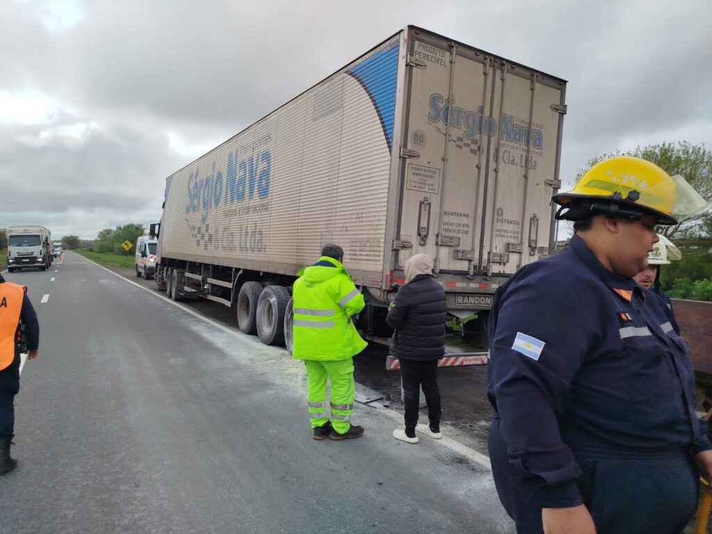 Susto en Ruta 5: se incendió el neumático de un camión de gran porte a la altura de Suipacha