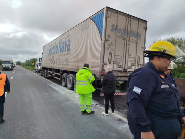 Susto en Ruta 5: se incendió el neumático de un camión de gran porte a la altura de Suipacha
