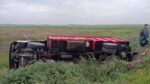Un camión cerealero volcó sobre la banquina tras esquivar a una camioneta
