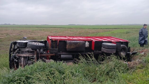 Un camión cerealero volcó sobre la banquina tras esquivar a una camioneta