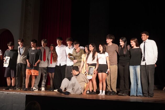 "Los lápices siguen escribiendo": estudiantes del Colegio Nacional presentaron una conmovedora obra teatral por la memoria
