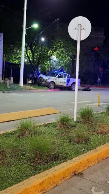 Chocaron a un patrullero que se dirigía a una emergencia: el conductor del auto dio positivo en alcoholemia