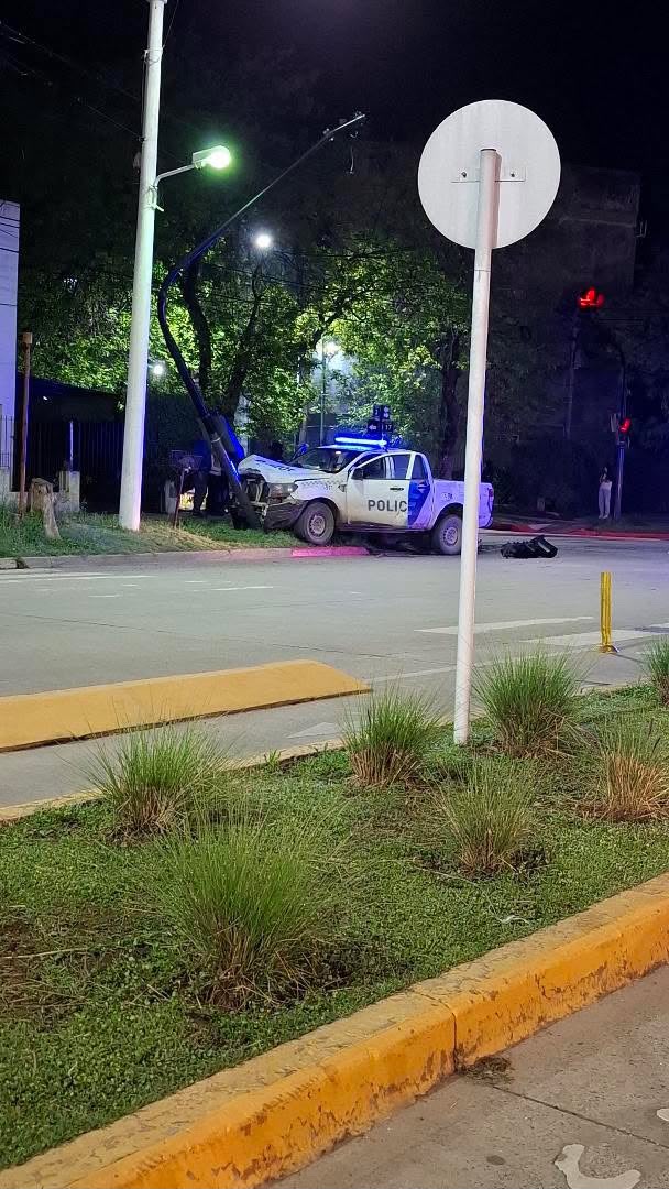 Chocaron a un patrullero que se dirigía a una emergencia: el conductor del auto dio positivo en alcoholemia